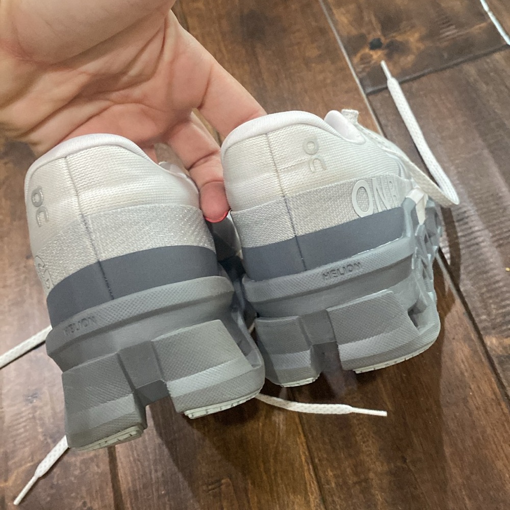 Oncloud running shoe size 7 - Picture 5 of 6